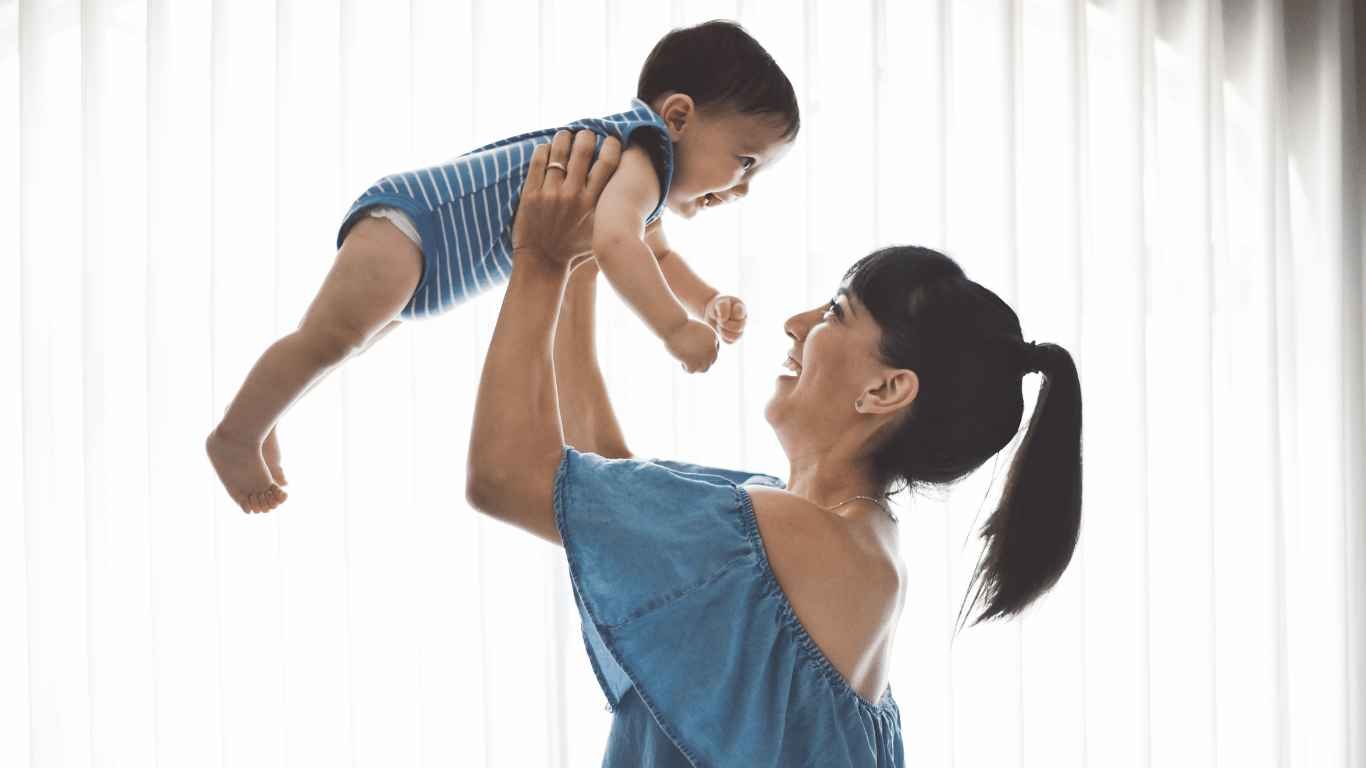 fitbaby ibu menggendong bayi