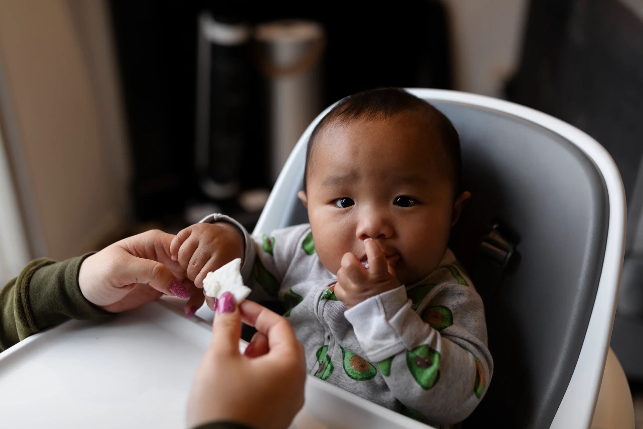 Bayi makan cemilan sehat