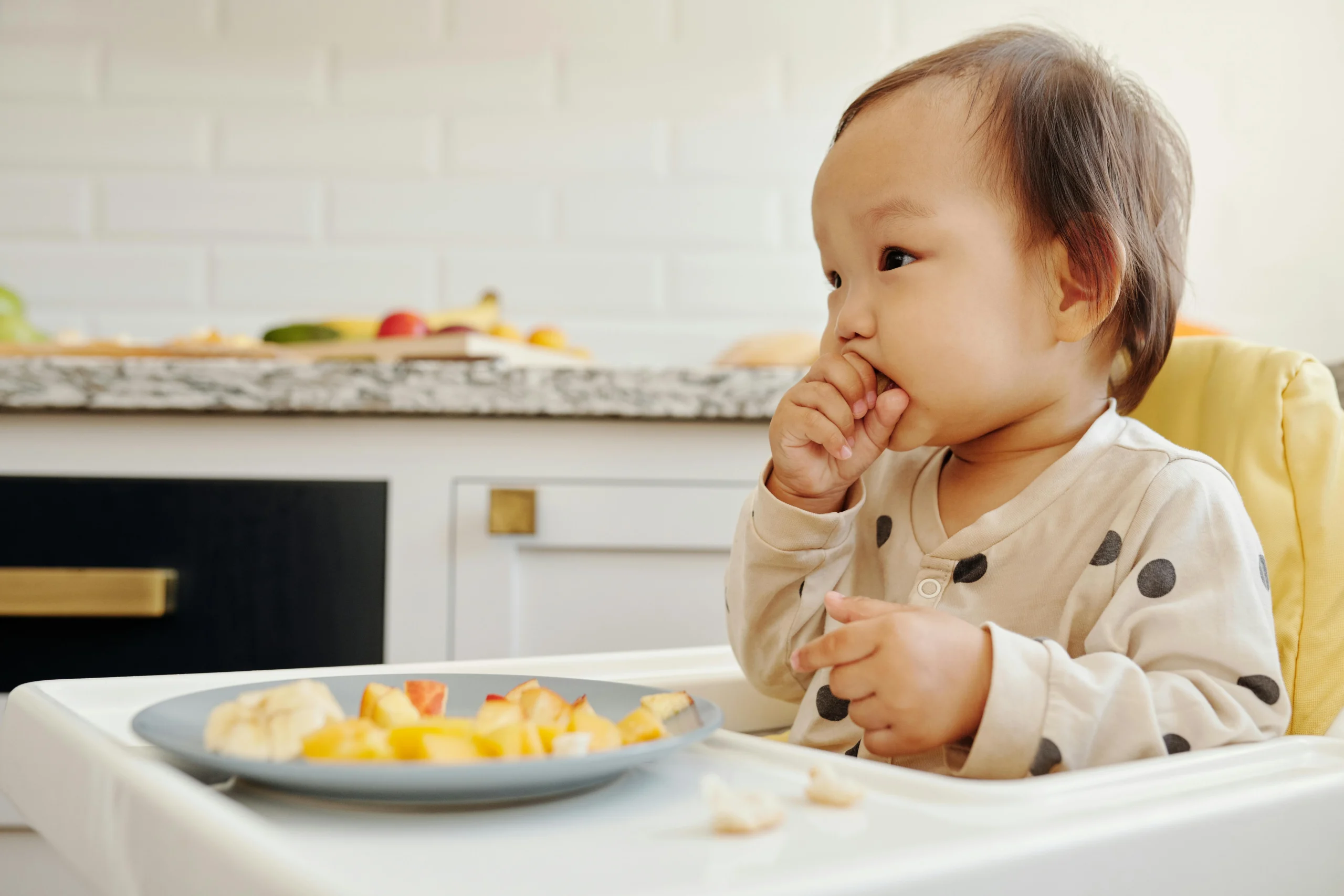 gambar bayi makan MPASI sendiri